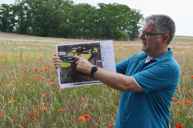 Jens Birger zeigt den Naturschutzfachplan des Modellprojektes, Foto: Barbara Ilse