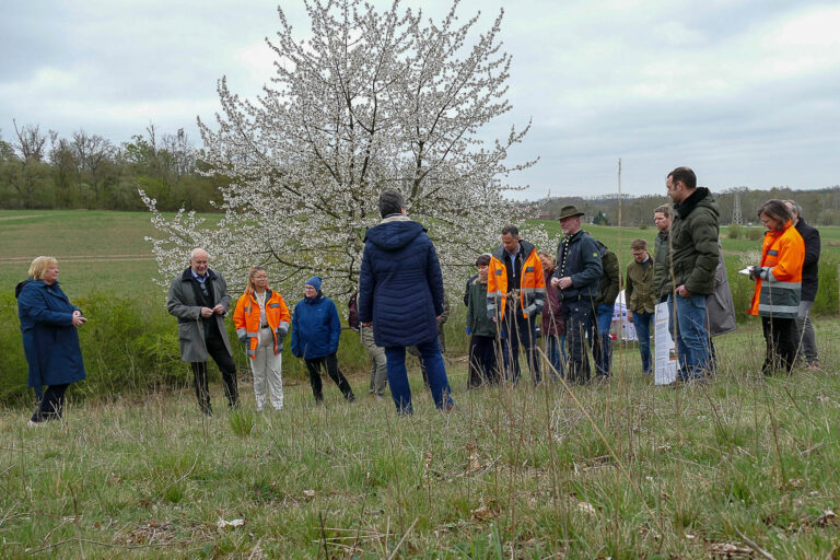 Antje Birger stellt Maßnahmen in den Sohlener Bergen vor, 10.4.2025, Foto: Katrin Schneider