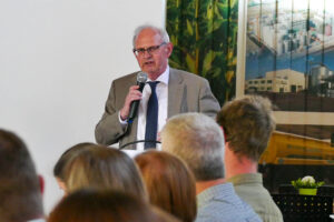 Staatssekretär Gert Zender begrüßt die TeilnehmerInnen der DVS-Exkursion, Niederndodeleben, 21.5.2025, Foto: K. Schneider