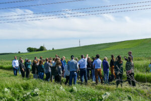 Jens Birger und TeilnehmerInnen vor Erbsenfenster, DVS-Exkursion, Niederndodeleben 21.5.2025, Foto: K. Schneider