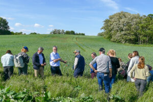 Jens Birger und Teilnehmerinnen vor Extensivacker, DVS-Exkursion Niederndodeleben 21.5.2025, Foto:  K. Schneider