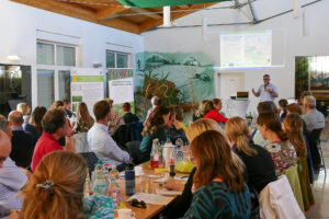 Jens Birger vor TeilnehmerInnen der DVS-Exkursion, Niederndodeleben, 21.5.2025, Foto: K. Schneider