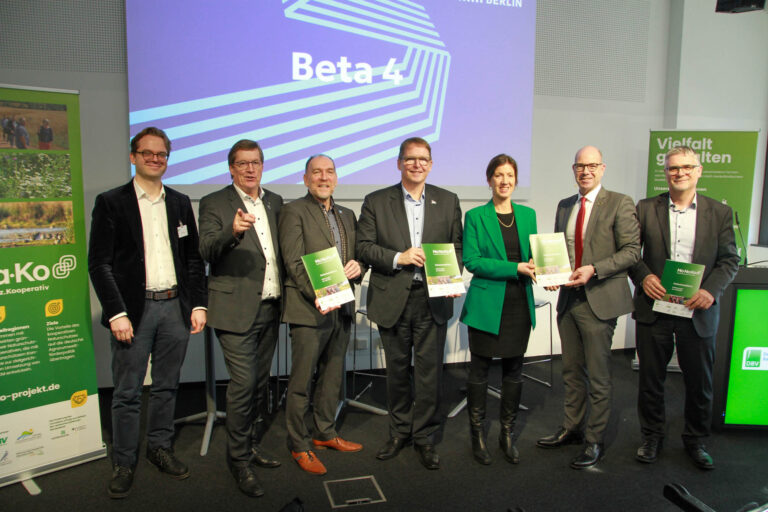 Vorstellung der Zwischenbilanz zum Projekt MoNaKo (v.l.): Raoul Wilde (Projektleiter MoNaKo), Eberhard Hartelt (DBV-Umweltbeauftragter), Urban Treutlein (Abteilungsleiter im BMLEH), Jörg-Andreas Krüger (Präsident des NABU), Stefanie Sabet (Generalsekretärin des DBV), Steffen Pingen (Fachbereichsleiter Umwelt des DBV) und Dr. Jens Birger.Foto: DBV