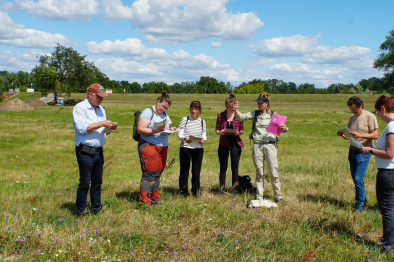 Exkursionsgruppe an einem Etabliertungsfenster. Foto: Tim Behrens