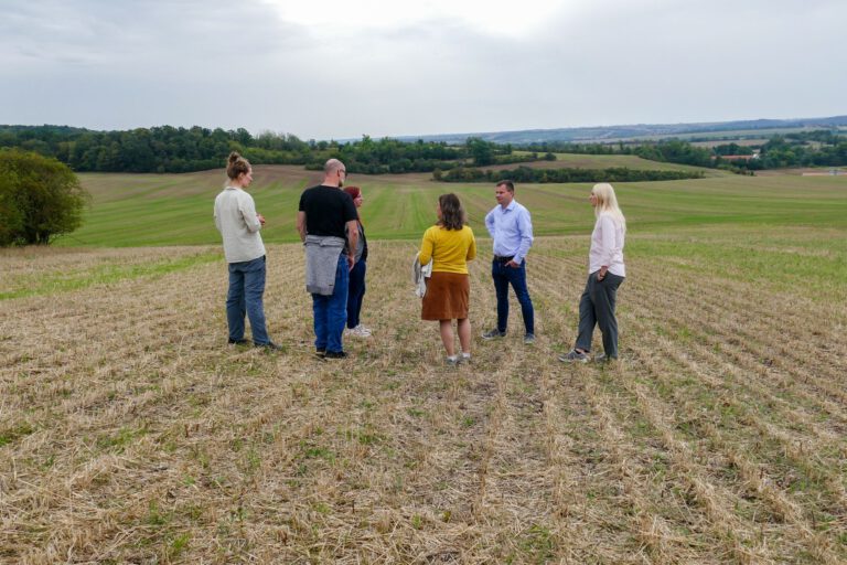 Begehung des Schutzackers der AG Weißenschirmbach und Austausch über die zukünftige Zusammenarbeit